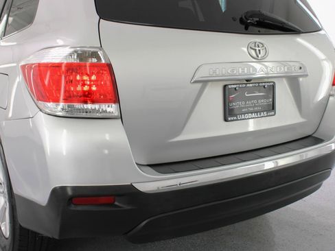 Used 2011 Toyota Highlander SE w/ Tow Pkg FWD image 24