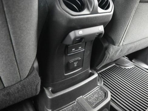 Used 2025 Jeep Wrangler Unlimited Sahara AWD/4WD image 17