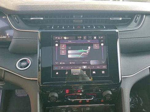 New 2025 Jeep Grand Cherokee L Altitude AWD/4WD image 17