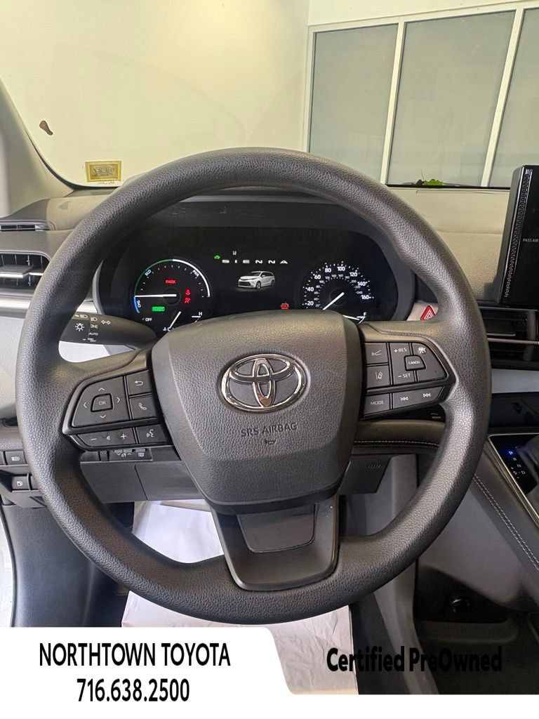 Used 2025 Toyota Sienna LE w/ LE Plus Package AWD/4WD image 18