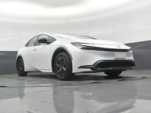 Used 2025 Toyota Prius LE FWD image 45