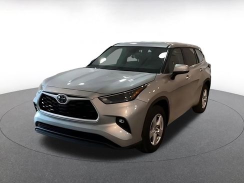 Used 2025 Toyota Highlander LE FWD image 7