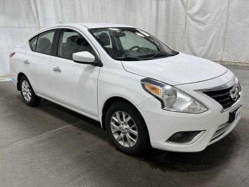 Used 2015 Nissan Versa SV w/ SV Appearance Package FWD image 3