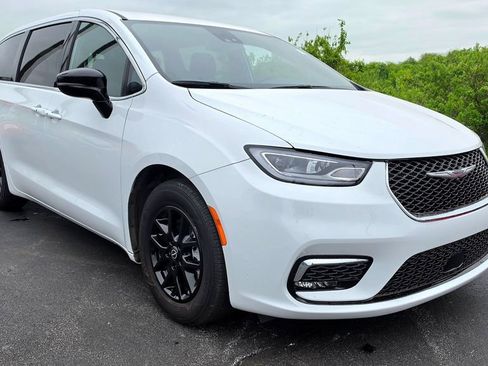 Used 2025 Chrysler Pacifica Select FWD image 13