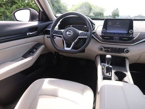 Used 2025 Nissan Altima 2.5 SV FWD image 21