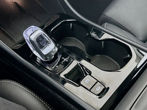 Used 2025 Volvo XC40 B5 Plus image 25