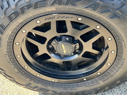 Used 2018 Toyota Tundra Limited w/ Limited Premium Package AWD/4WD image 10