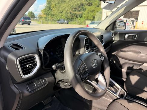 Used 2021 Hyundai Venue SE FWD image 17