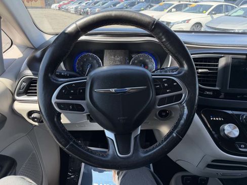Used 2020 Chrysler Pacifica Touring-L FWD image 8