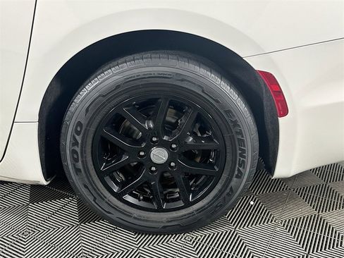 Used 2020 Chrysler Pacifica Touring image 33