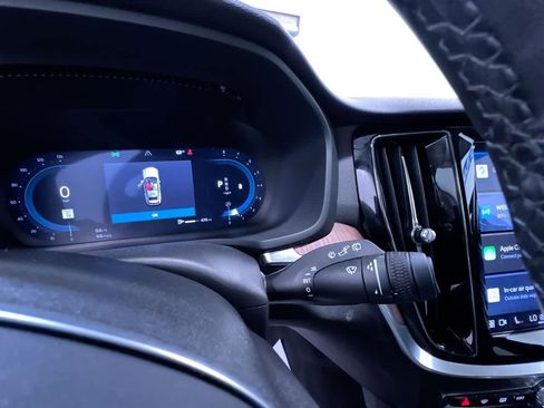 Used 2025 Volvo V60 B5 Cross Country Plus image 19