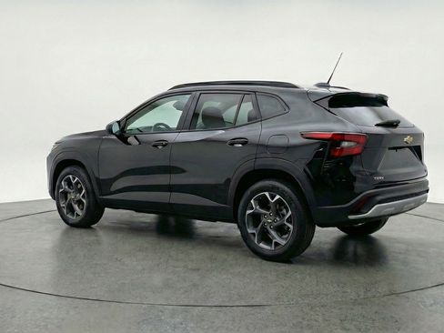 Used 2025 Chevrolet Trax LT w/ LT Convenience Package image 6