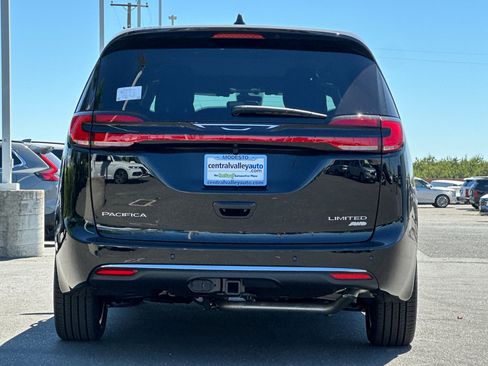 New 2027 Chrysler Pacifica Limited w/ Family Tech Group AWD/4WD image 5