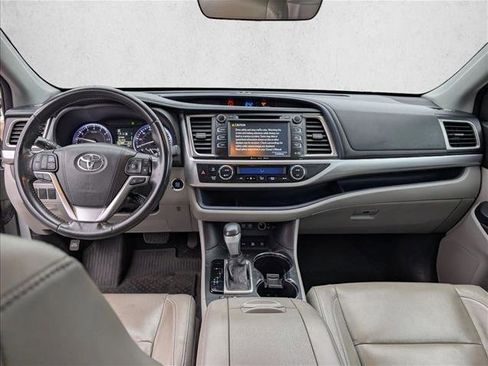 Used 2017 Toyota Highlander XLE image 16