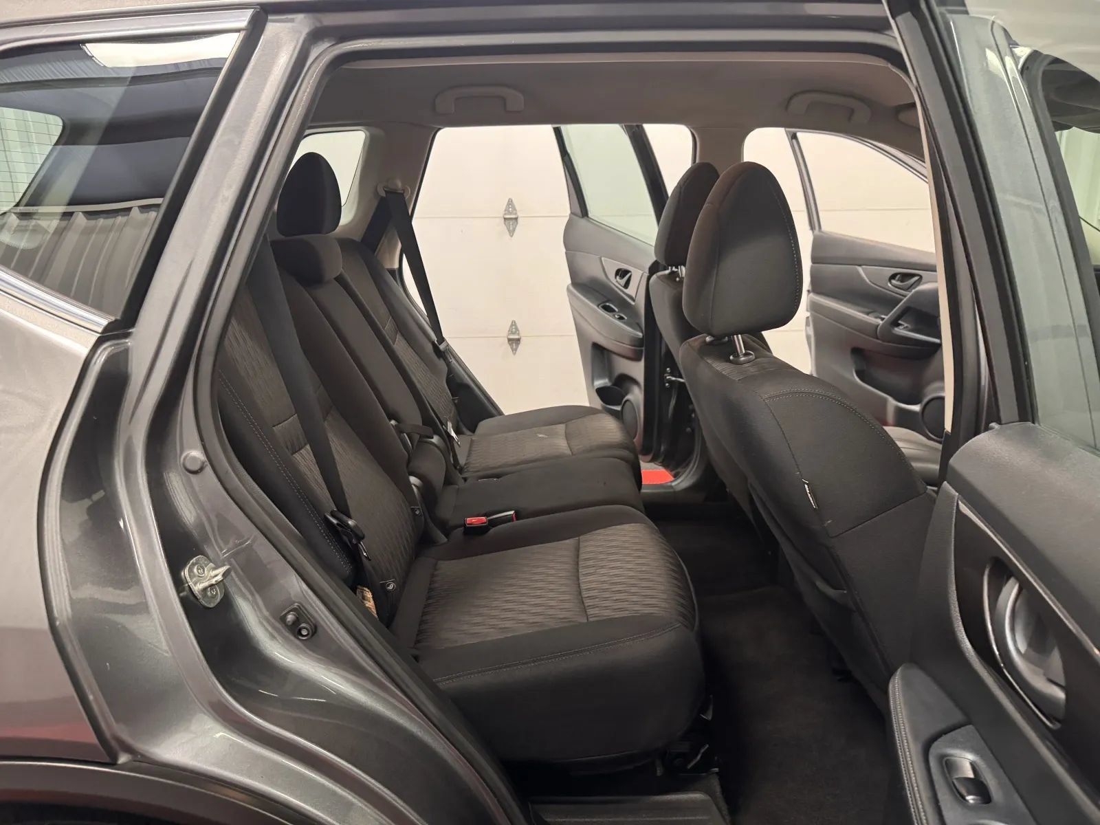 Used 2020 Nissan Rogue S FWD image 39