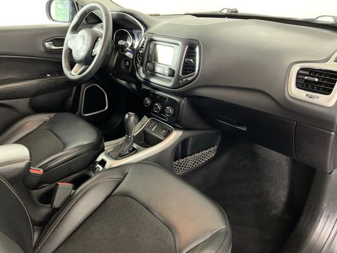 Used 2018 Jeep Compass Latitude image 27