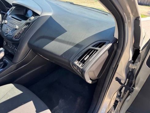 Used 2016 Ford Focus SE FWD image 22
