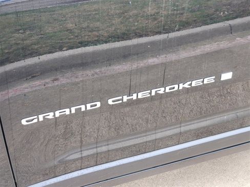 New 2025 Jeep Grand Cherokee Laredo w/ Luxury Tech Group I image 8