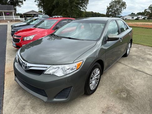 Used 2012 Toyota Camry LE image 1