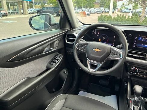 Certified 2025 Chevrolet TrailBlazer LT w/ Convenience Package FWD image 17