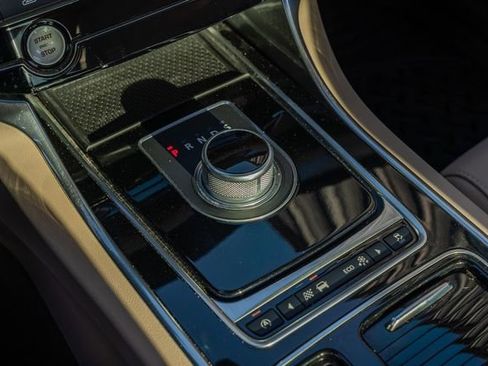 Used 2016 Jaguar XF Premium image 31