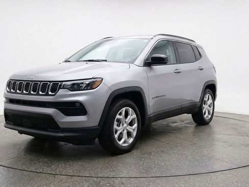 Used 2025 Jeep Compass Latitude image 3