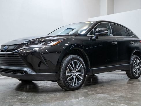 Used 2024 Toyota Venza LE image 3