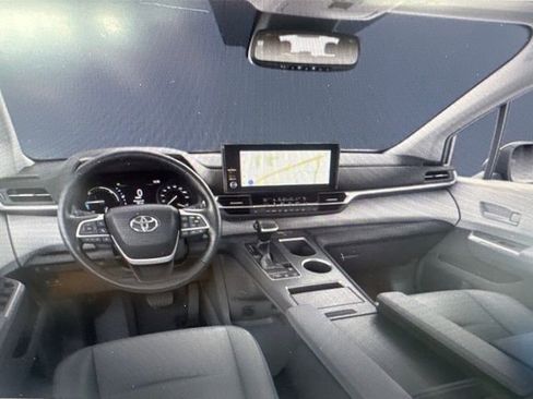 Used 2026 Toyota Sienna XLE image 5