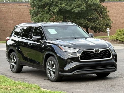 Used 2021 Toyota Highlander XLE FWD image 3
