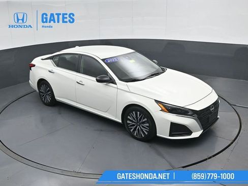 Used 2025 Nissan Altima 2.5 SV FWD image 44
