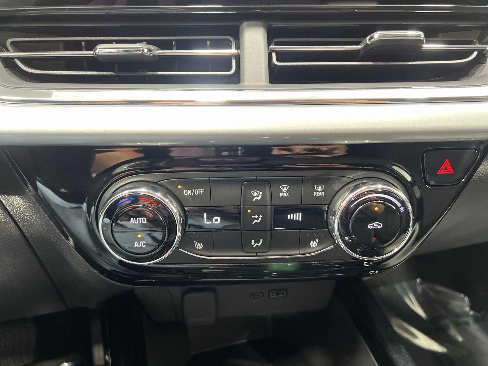 Used 2025 Chevrolet Trax LT w/ LT Convenience Package FWD image 18