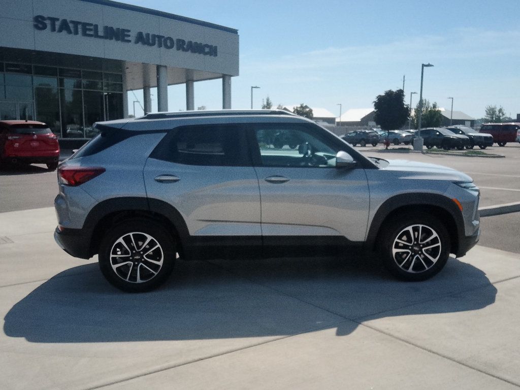 Used 2025 Chevrolet TrailBlazer LT AWD/4WD image 2