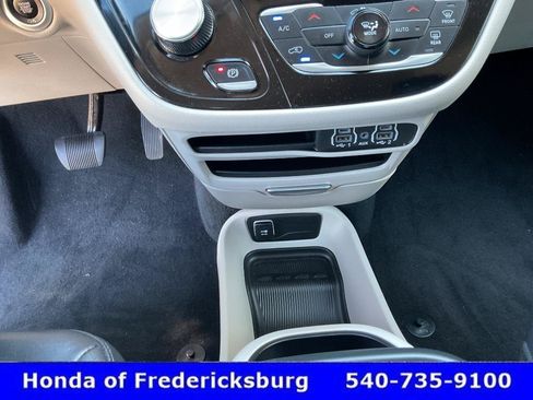 Used 2024 Chrysler Pacifica Touring-L FWD image 40