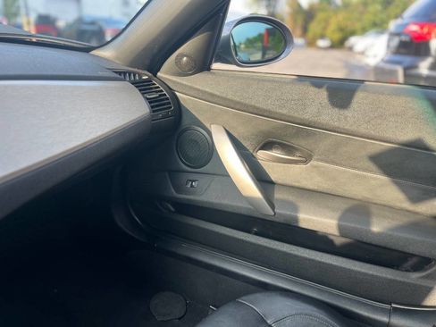 Used 2005 BMW Z4 2.5i image 8