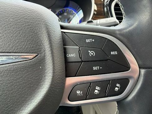 Used 2022 Chrysler Pacifica Limited FWD image 22