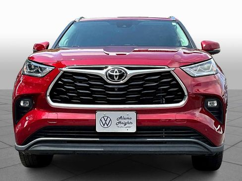 Used 2022 Toyota Highlander Limited image 3
