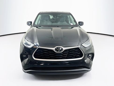 Used 2022 Toyota Highlander LE FWD image 2