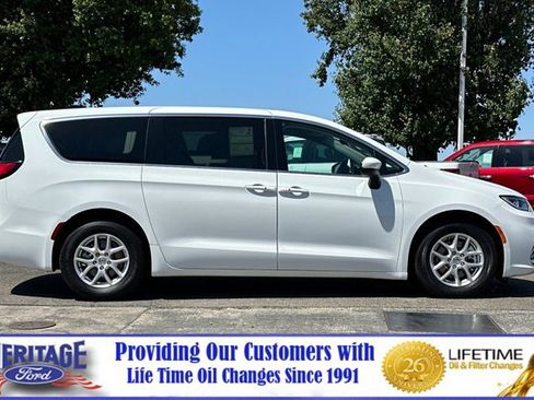 Used 2023 Chrysler Pacifica Touring-L image 3