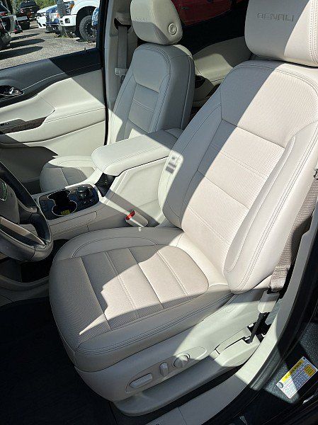 Used 2022 GMC Acadia Denali w/ Denali Technology Package FWD image 11