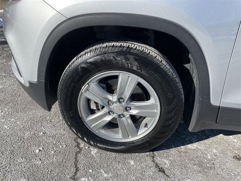 Used 2022 Chevrolet Trax LT w/ LT Convenience Package image 9