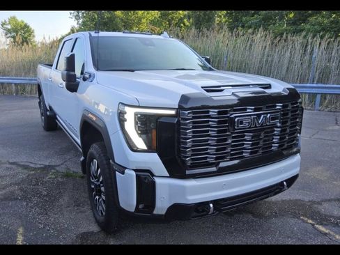 Used 2025 GMC Sierra 3500 Denali Ultimate w/ LPO, GMC Protection Package AWD/4WD image 3