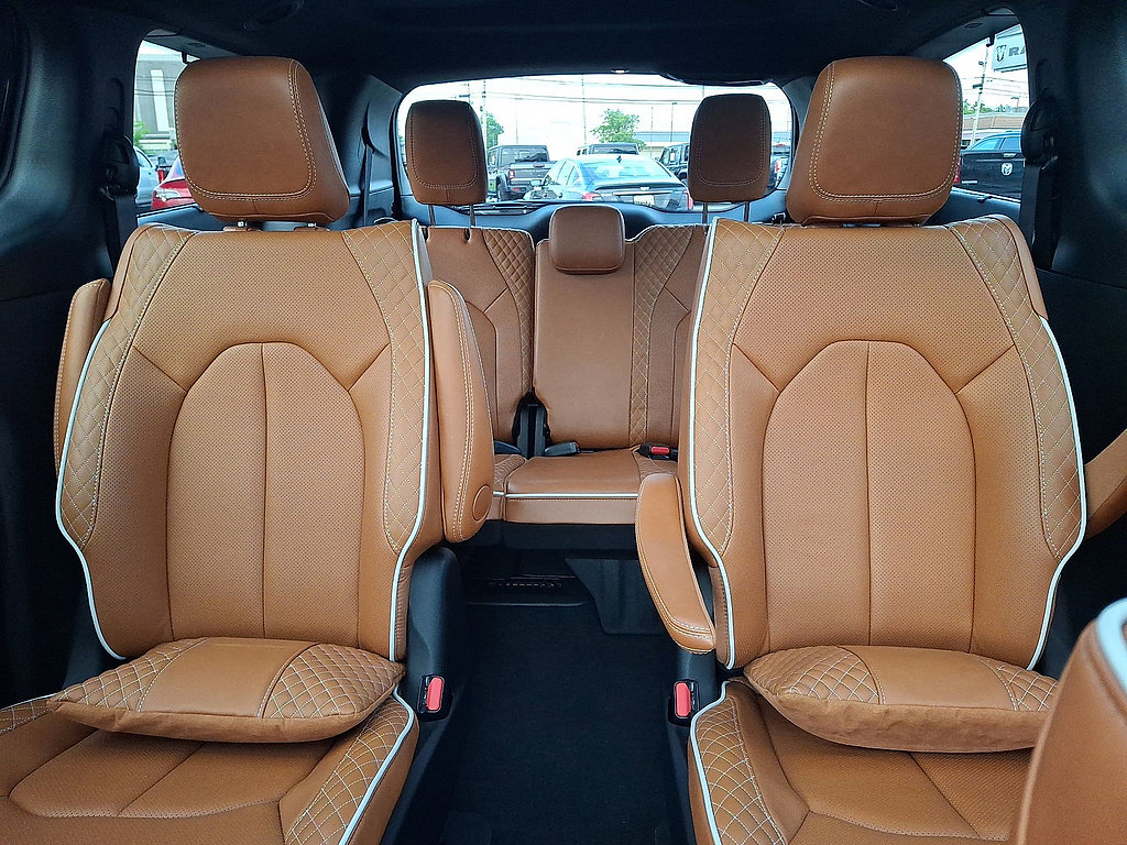 Used 2025 Chrysler Pacifica Pinnacle FWD image 13