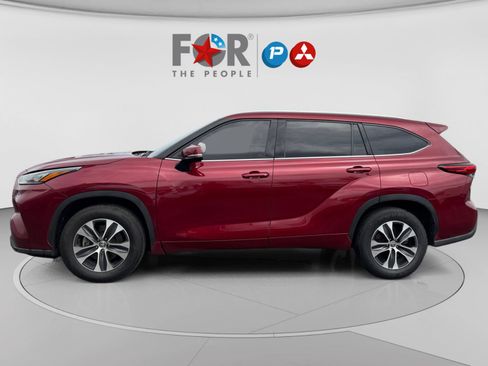 Used 2020 Toyota Highlander XLE image 2