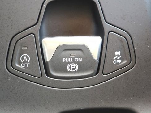 Used 2023 Jeep Renegade Latitude w/ Premium Group image 17