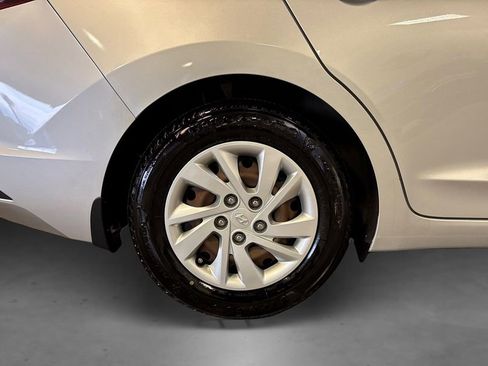 Used 2019 Hyundai Elantra SE w/ Cargo Package FWD image 17