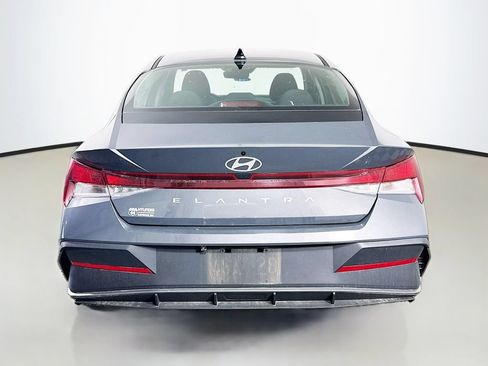Used 2024 Hyundai Elantra SE FWD image 5