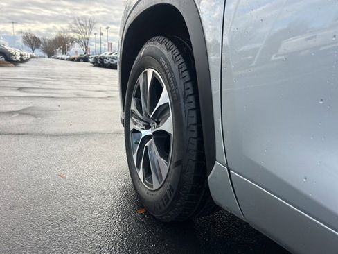 Used 2024 Toyota Highlander XLE image 11