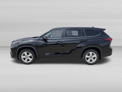 Used 2023 Toyota Highlander LE AWD/4WD image 9