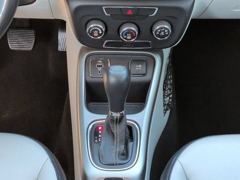Used 2018 Jeep Compass Latitude FWD image 19