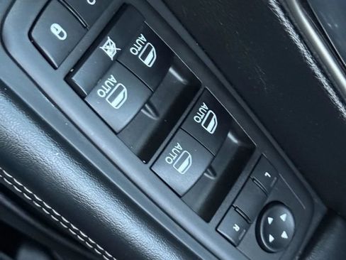 Used 2025 Chrysler Pacifica Select FWD image 28